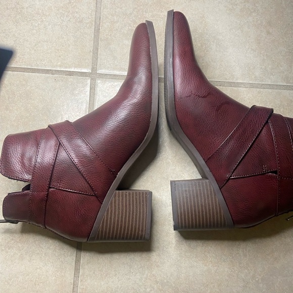 FRYE AND CO Booties - Picture 1 of 8